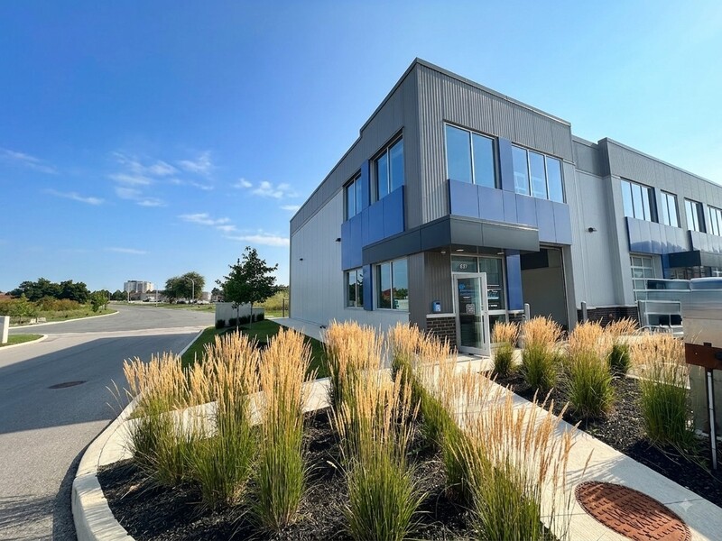 GREAT COMMERCIAL END UNIT AVAILABLE !